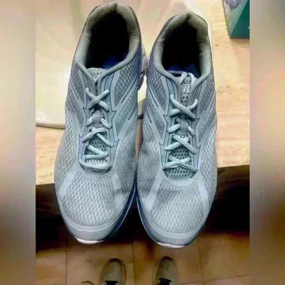 Fila ladies tennis shoe. Size 11. Excellent condition Light blue and white clean - Picture 2 of 10